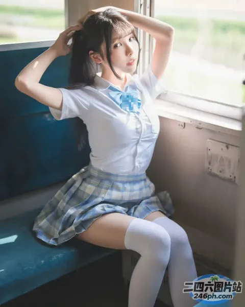 穿着校服坐在长凳上的阿拉夫德亚裔妇女