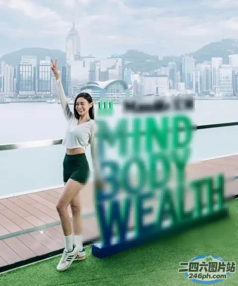 阿拉费德女子站在以城市为背景的标志前