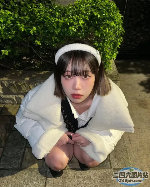 地上坐着一个女人，手里拿着一条白毛巾