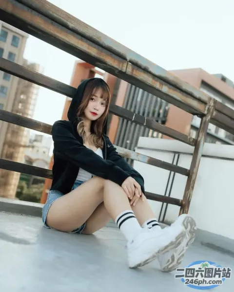 阿拉菲女孩坐在阳台上，双腿交叉