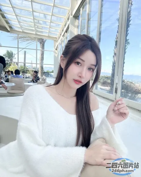 阿拉伯女人穿着白色毛衣坐在沙发上