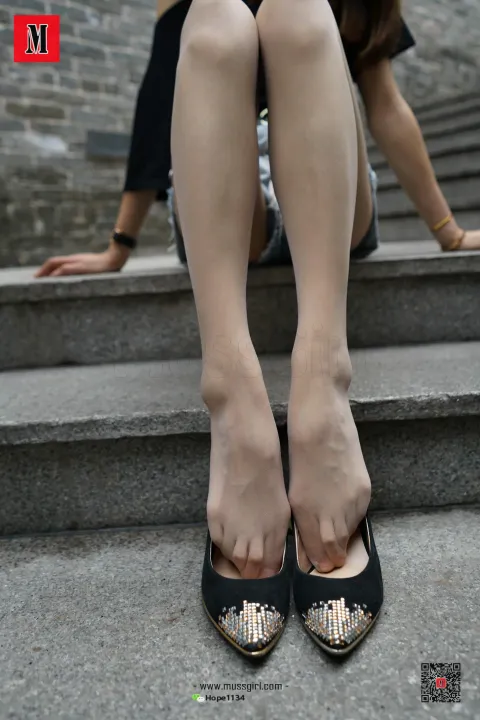 一个人坐在一组楼梯上的特写