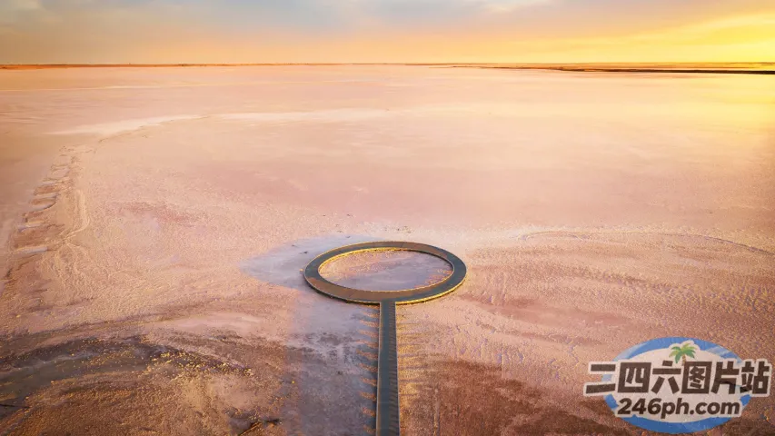 沙漠中圆形物体的 arafed 视图