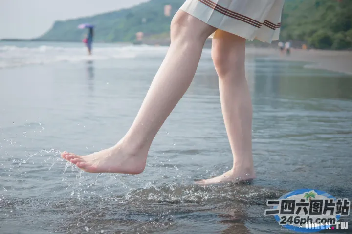 有个女人撑着伞在水中行走