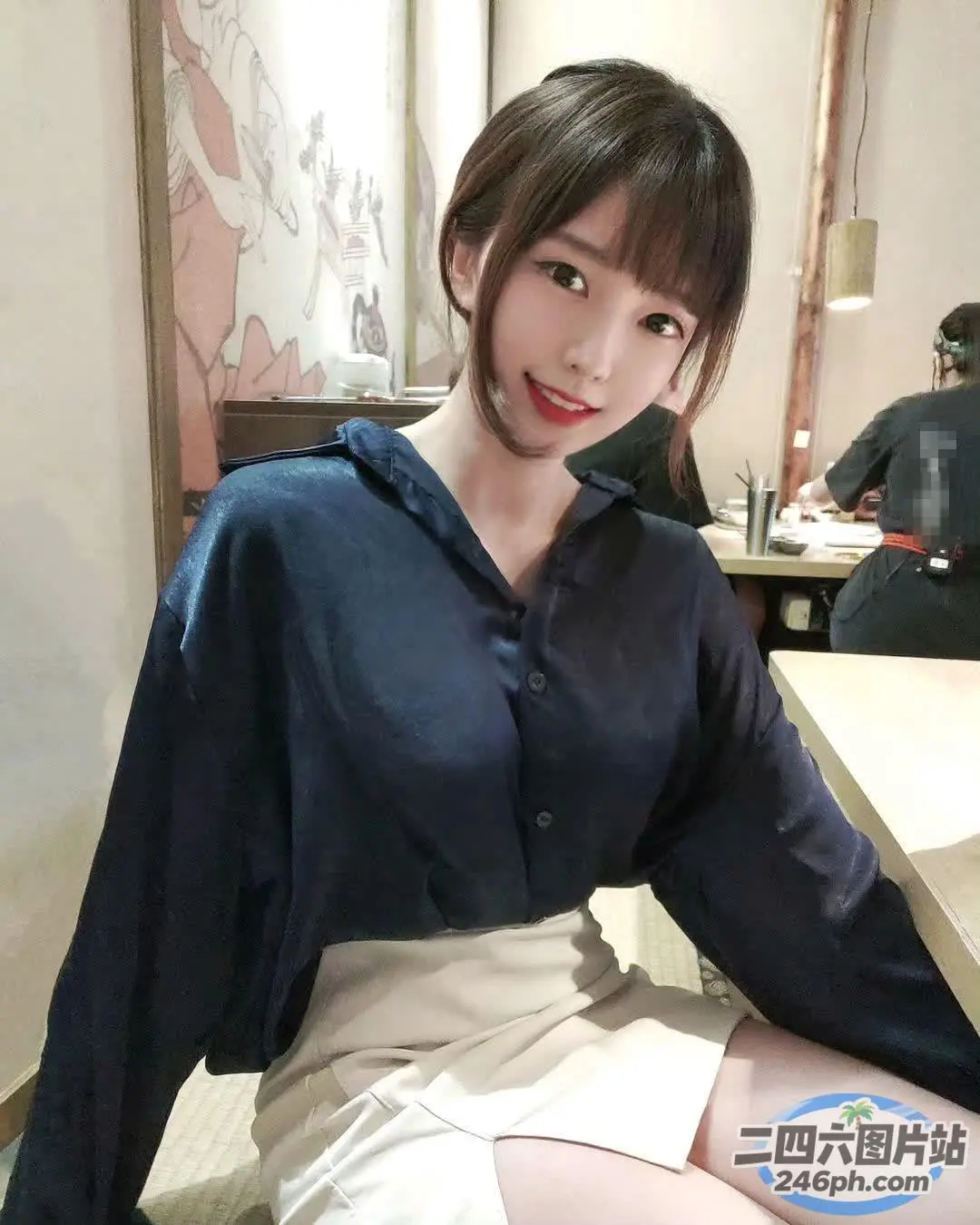 阿拉夫德亚洲妇女坐在床上，手里拿着一本书