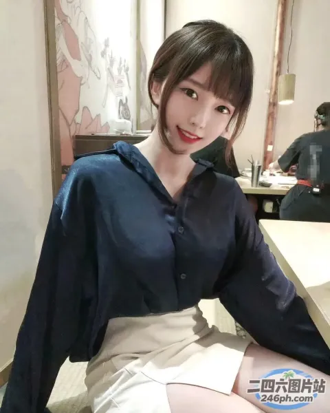 阿拉夫德亚洲妇女坐在床上，手里拿着一本书