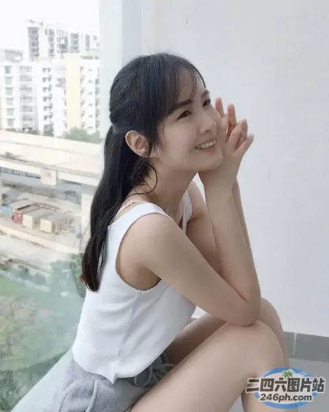 一个女人坐在窗台上的特写