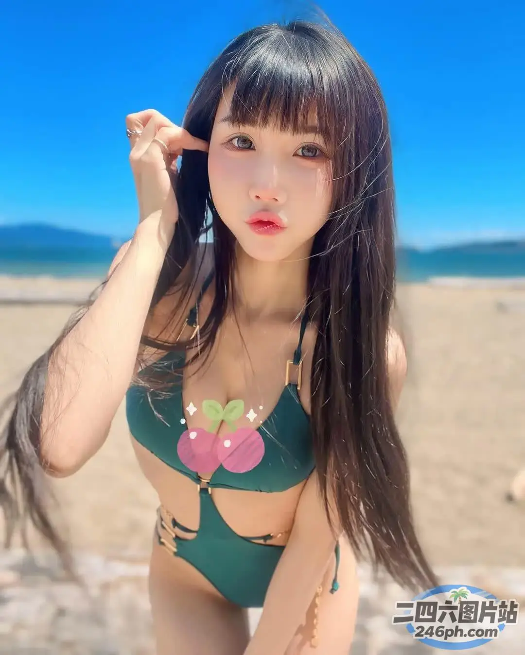 海滩上穿着比基尼的女人的特写