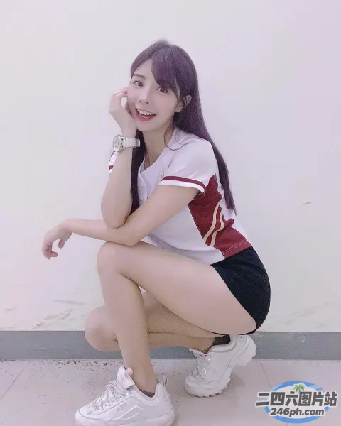 穿着啦啦队制服的 Araffe 女孩蹲在马桶上