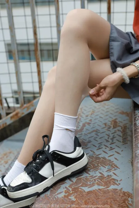 有个女人坐在长凳上，双叉