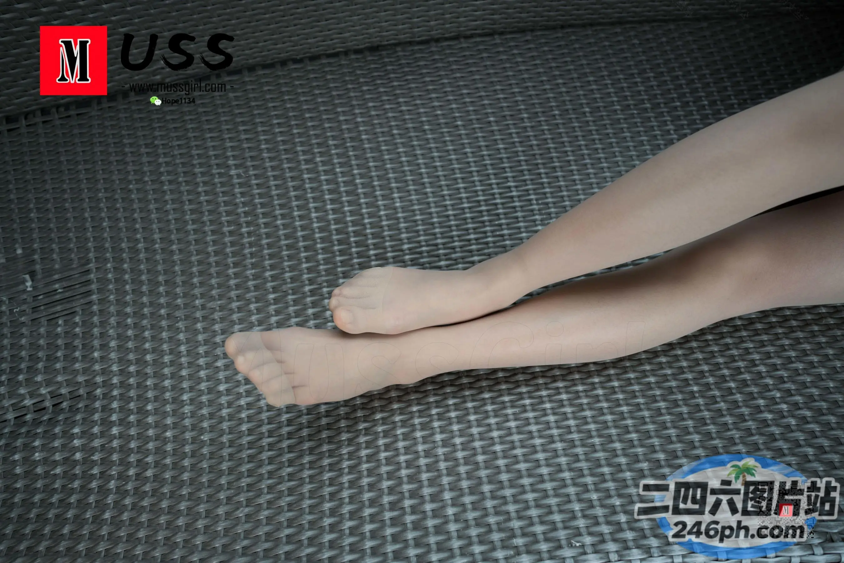 有个女人的腿和脚踩在黑色的垫子上
