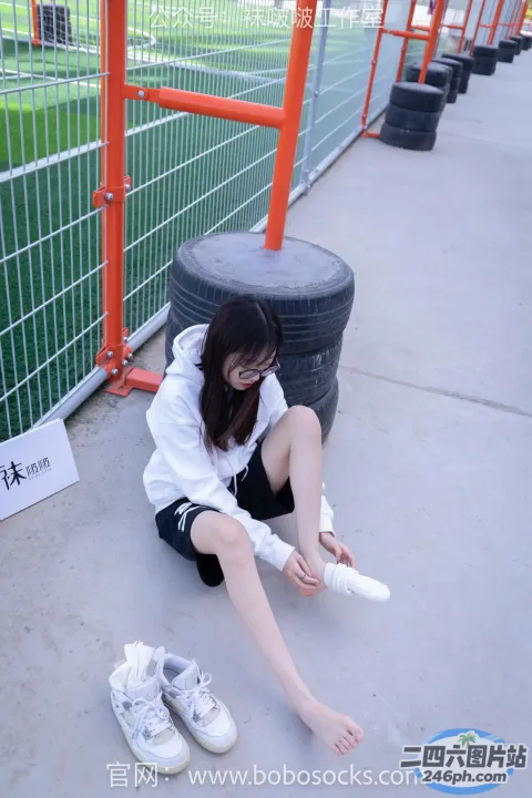 穿着鞋子坐在地上的阿拉夫德女人