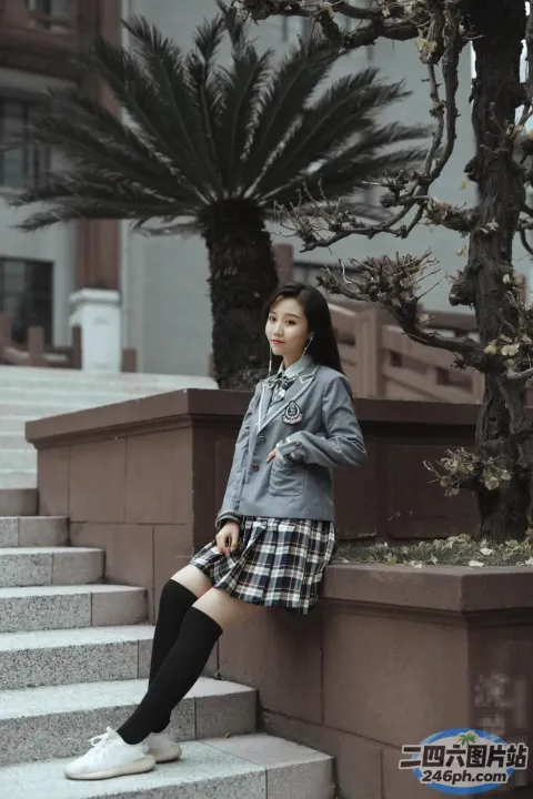 有个女人穿着裙子坐在楼梯上