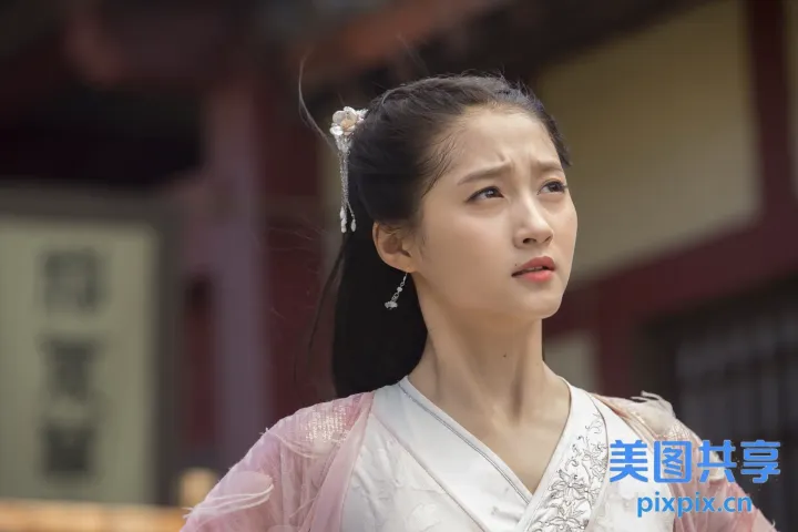 身穿白色连衣裙，系着粉红色腰带的阿拉夫女人