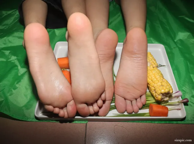 有两只脚坐在装有胡萝卜的盘子上