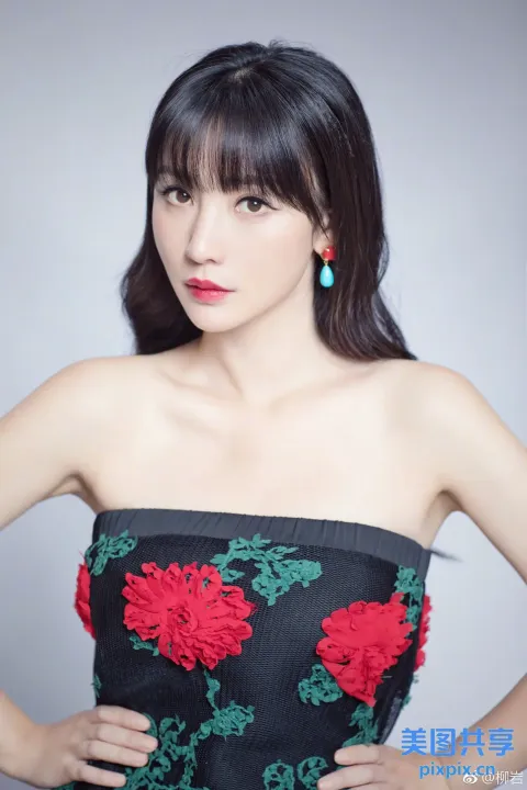 一个穿着红花裙子的女人的特写