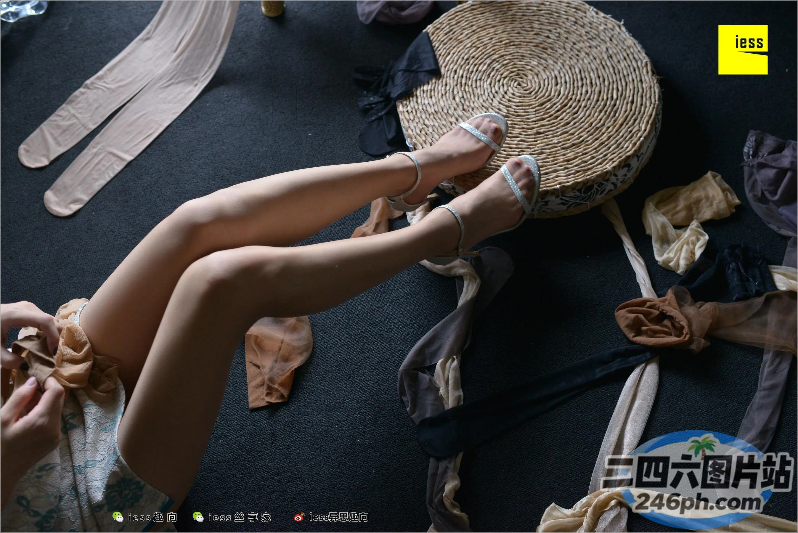 有一个女人坐在地板上，拿着遥控器