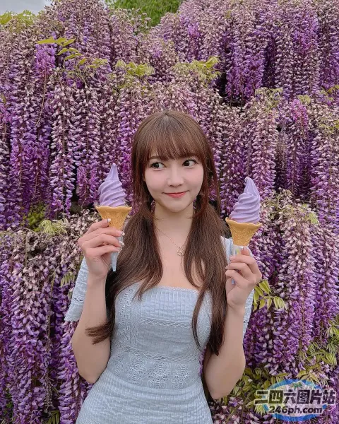 阿拉菲女孩在一片花田前举起两个冰淇淋甜筒