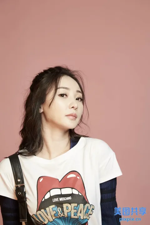拿着钱包和印有滚石乐队的T恤的阿拉夫女人