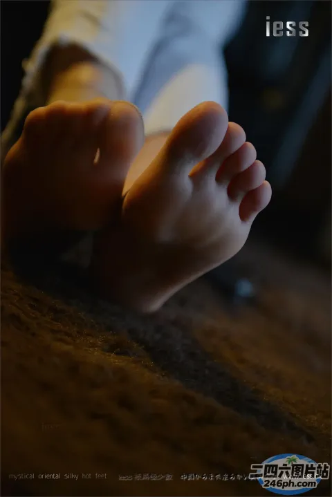 有一个人躺着，脚放在地板上