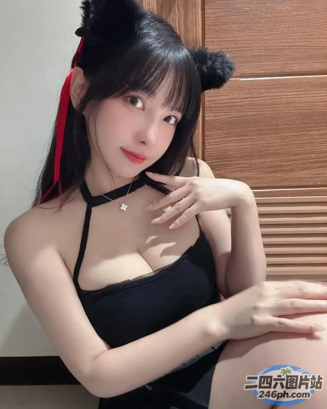 一个穿着黑色连衣裙和红色蝴蝶结的女人的特写