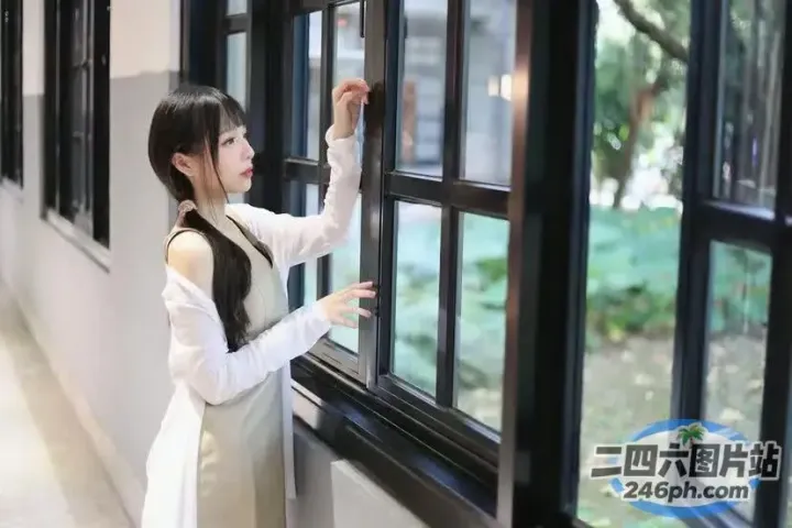 歌词大意： 有一个女人正在向窗外看