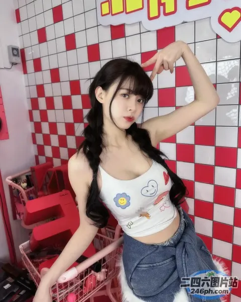 一个穿着白色背心和牛仔裤的女人的特写