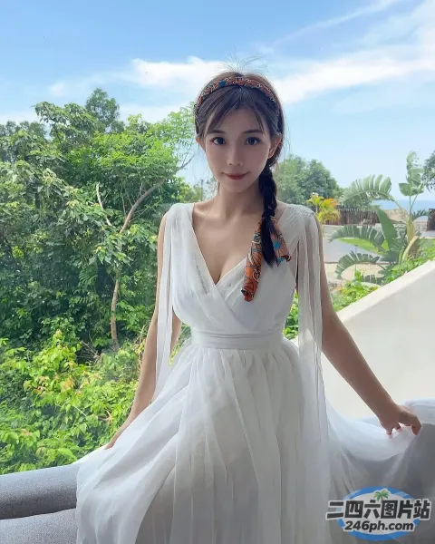 站在阳台上的白裙子的 araffe 女人