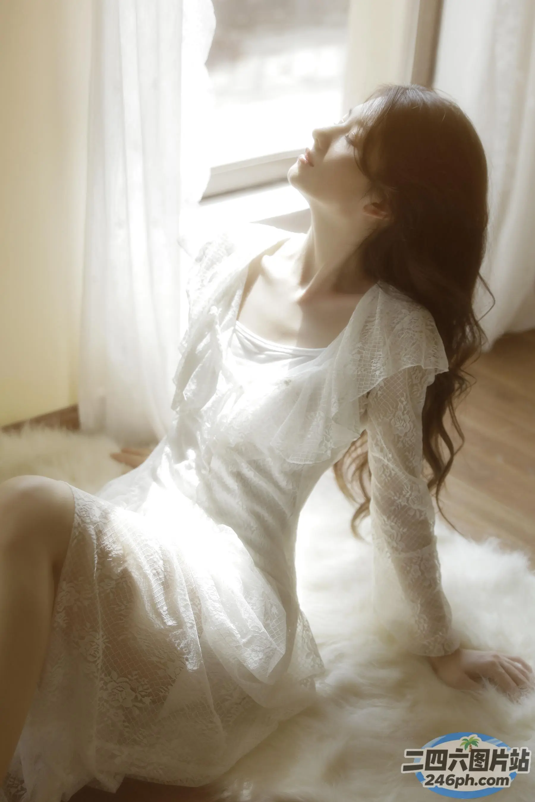 身穿白色连衣裙的 araffe 女子躺在窗前的白色地毯上
