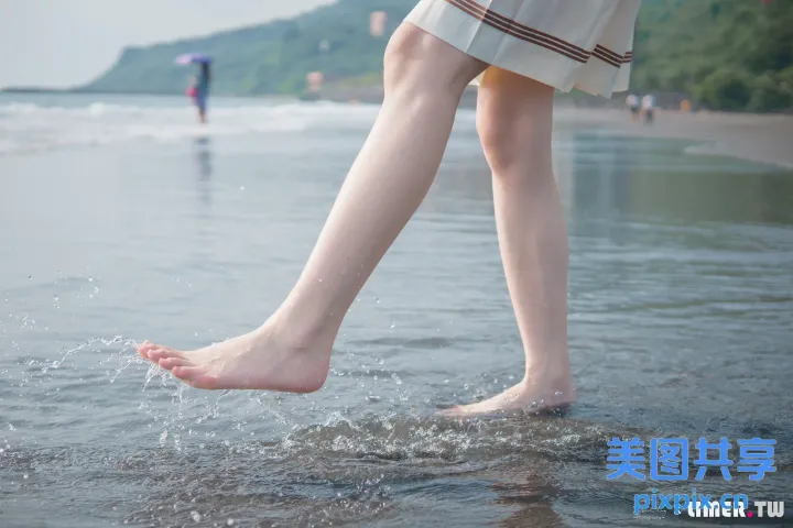 有个女人撑着伞在水中行走