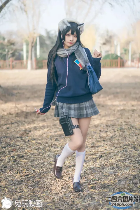 一个穿着校服的女人在公园里行走的 arafed 图像