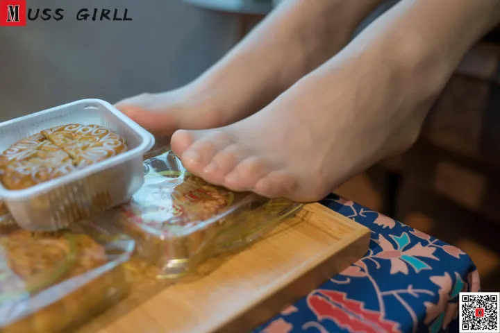 有人用人的脚把一个装有食物的容器放在桌子上