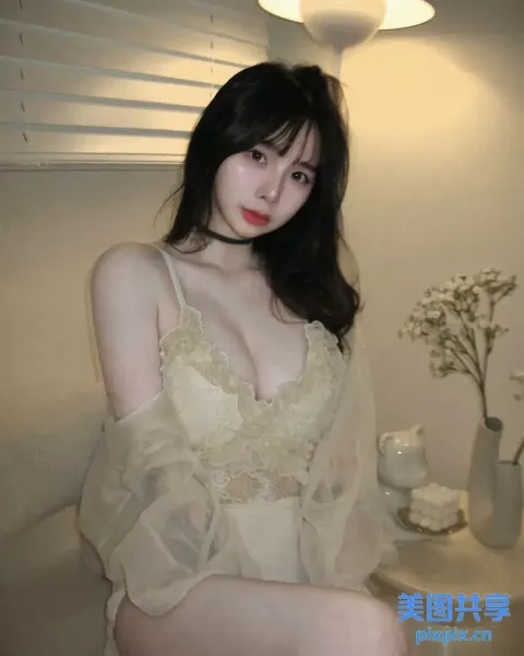 床上坐着一个穿着白色连衣裙的女人