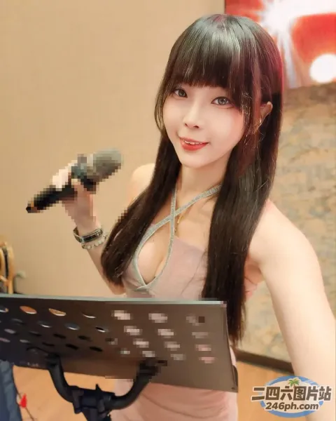 长发 araffe 女孩拿着麦克风和键盘