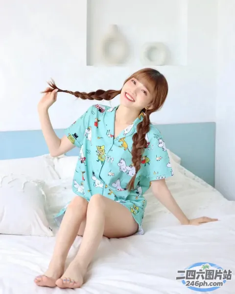 穿着蓝色衬衫的 Araffe 女孩坐在床上，手里拿着头发