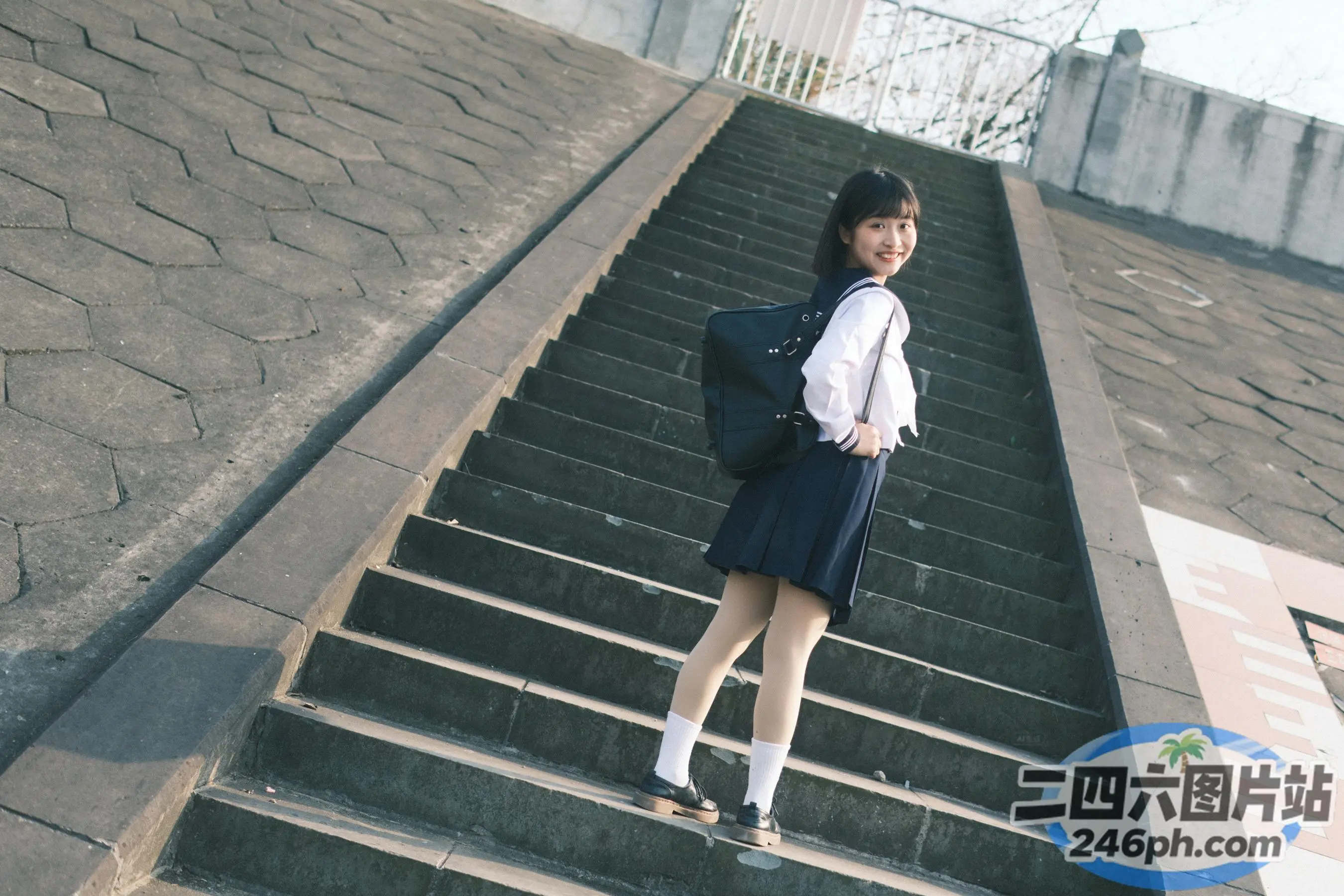 有个女人站在楼梯上