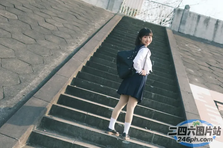有个女人站在楼梯上