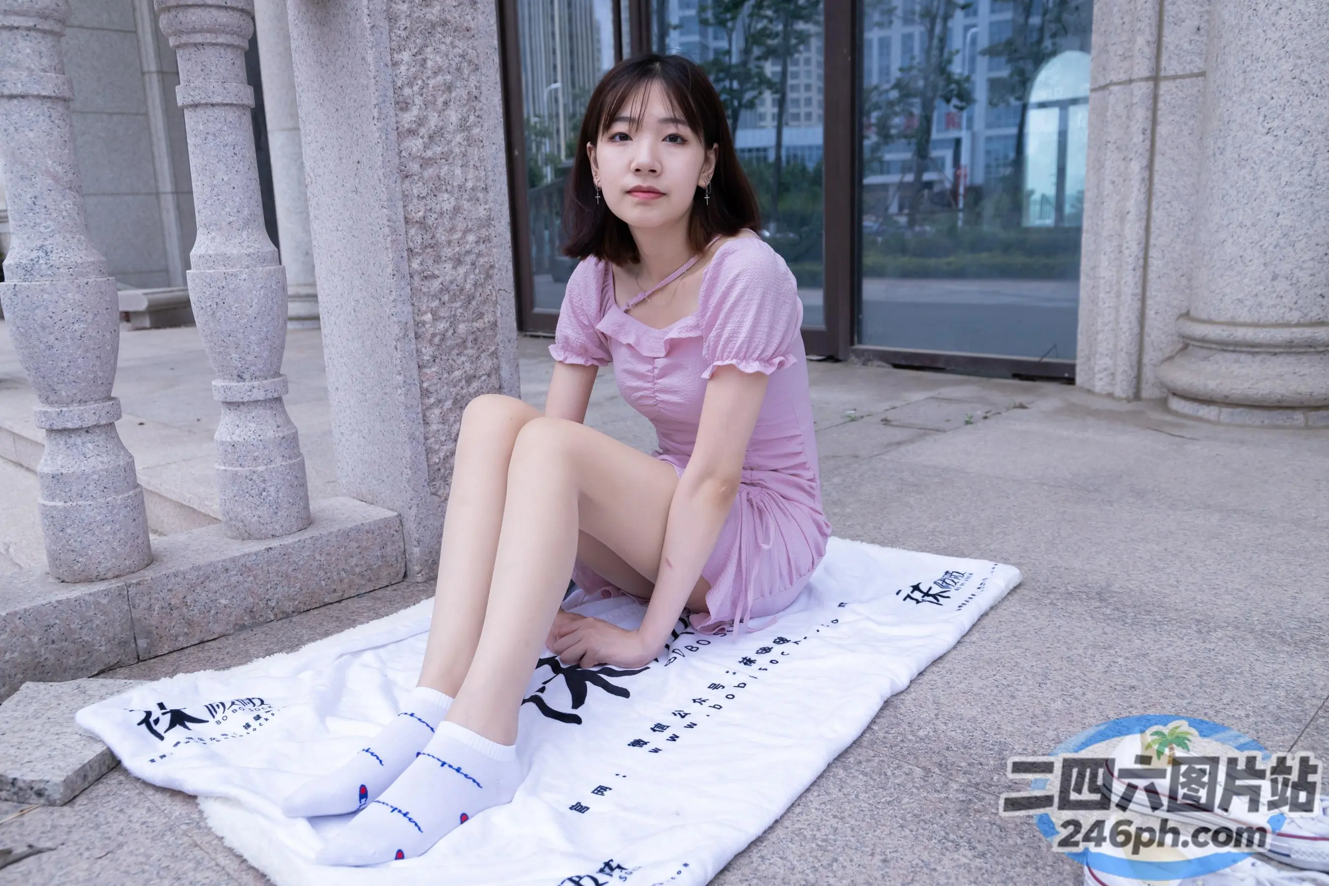 地上躺着一条毛巾，坐着一个女人