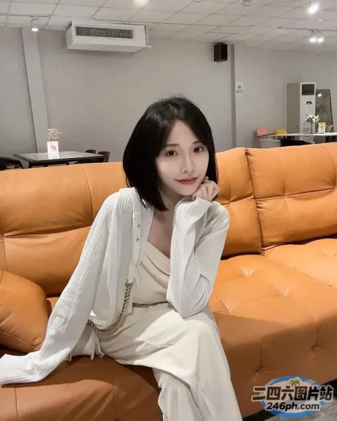 房间里的沙发上坐着一个女人