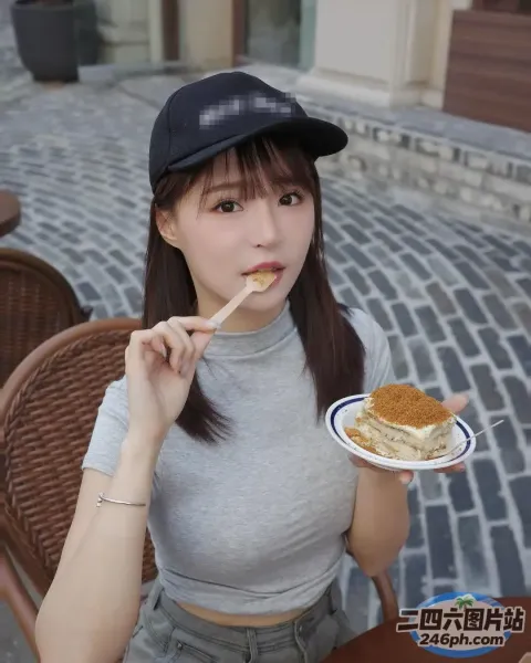 Araffe 用叉子吃盘子里的一块蛋糕