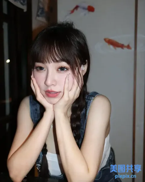 黑发白色上衣的亚洲女性