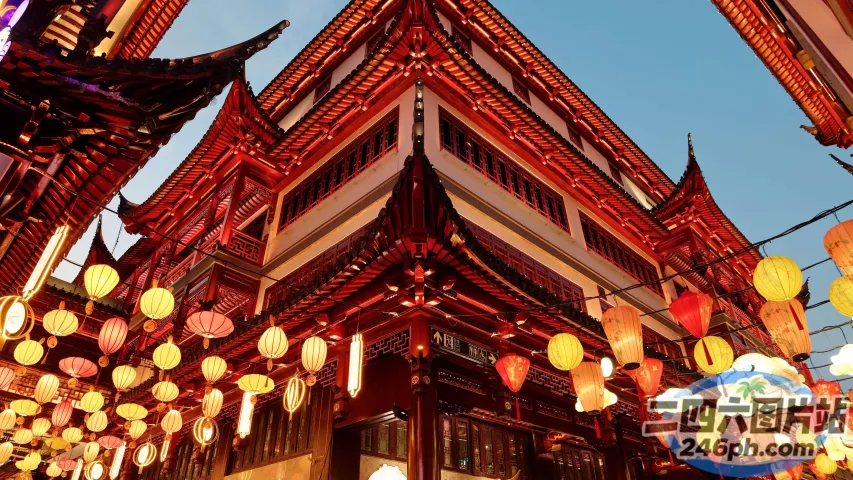 悬挂在建筑物天花板上的灯笼