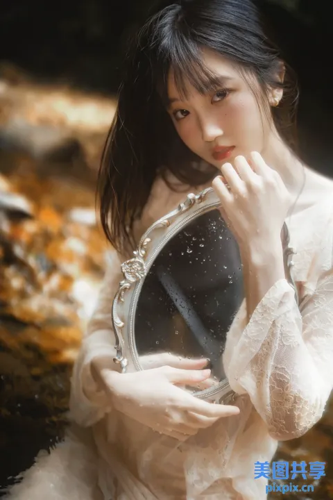 有一个女人，手里拿着一面镜子
