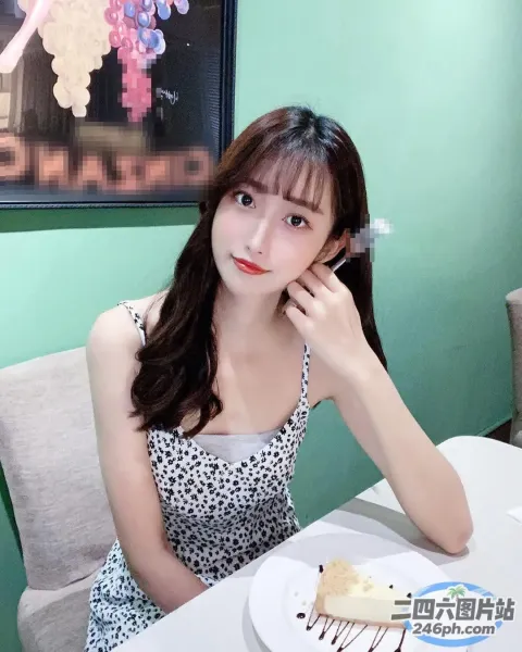 阿拉菲女人坐在桌子旁，手里拿着一盘食物