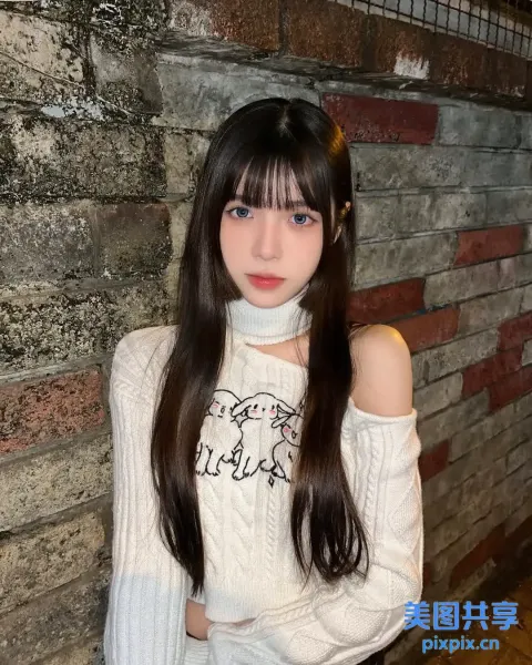 长发的阿拉夫德女人，穿着白色毛衣和牛仔裤