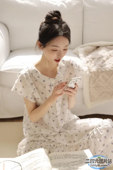 坐在地板上看手机的女人