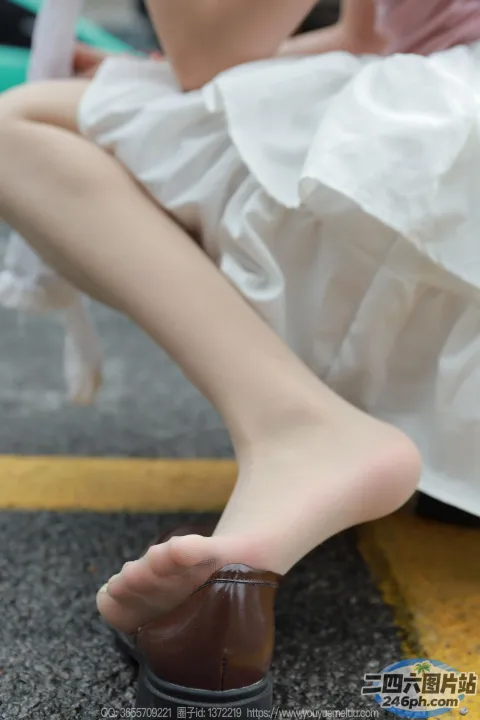有一个女人坐在地上，双脚抬起