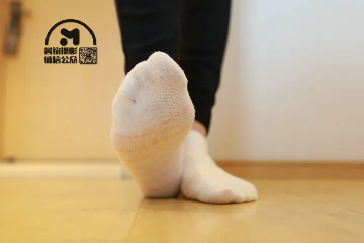 有人站在地板上，双脚抬起