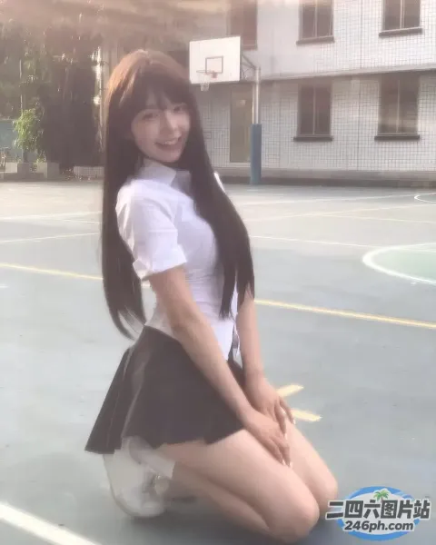 地上坐着一个穿着校服的女人