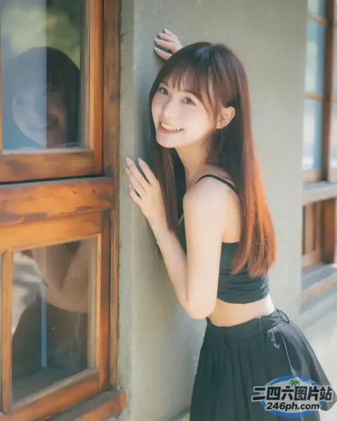 一个女人靠在墙上，手放在窗户上